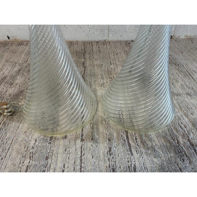 Set of 2 Swirl Art Glass Table Lamps – Vintage MCM Sculptural Hand-Blown Lighting For Sale In New York - Image 6 of 11