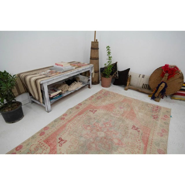 Washed Out Vintage Turkish Rug- 4′2″ × 7′3″ For Sale In Los Angeles - Image 6 of 7