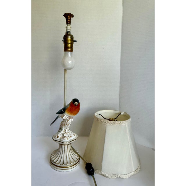 Vintage English Cottage Porcelain Bird Table Lamp With Scalloped Shade For Sale In Los Angeles - Image 6 of 12