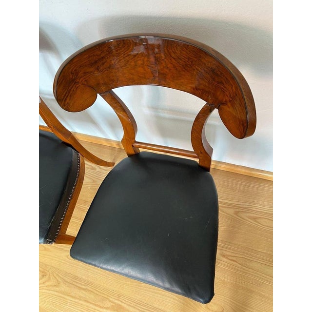 Biedermeier Shovel Chair in Walnut Veneer & Black Leather, Austria, 1820s For Sale - Image 3 of 18