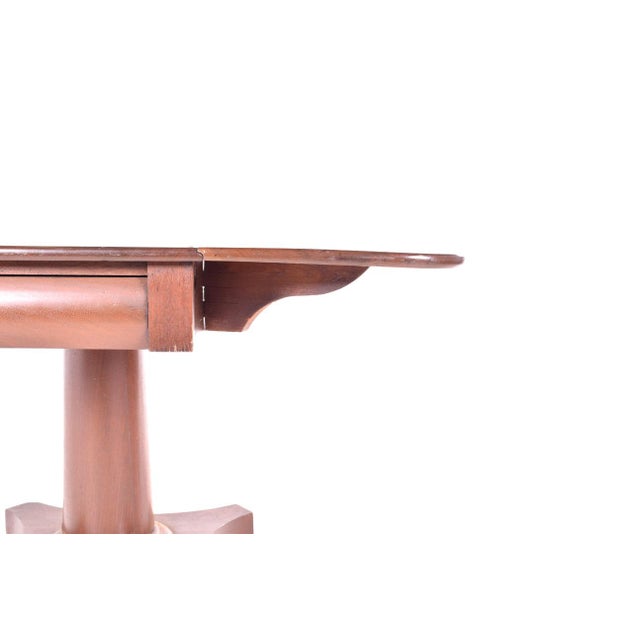 An original drop leaf table in solid mahogany. This was made in England, dates from around 1800. The quality is very good,...