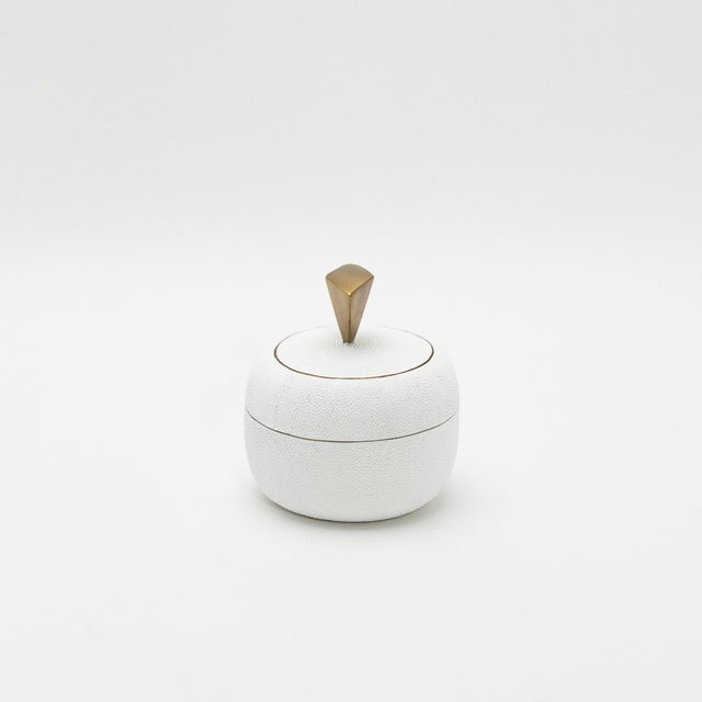 2020s Set of 2 Round Boxes in White Shagreen With Bronze Patina Brass Knob by Kifu Paris For Sale - Image 5 of 8