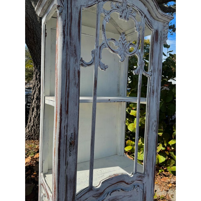 1970s French Louis XV Style Distressed White Vitrine Display Cabinet For Sale - Image 4 of 9