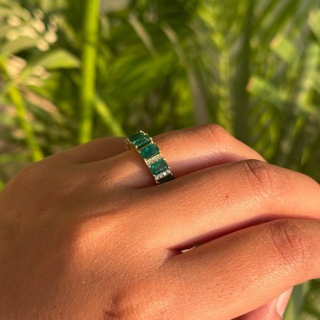 VRJewels 2.2ct Emerald & Diamond Half Band Ring in 18k Yellow Gold Size 5 For Sale In New York - Image 6 of 18