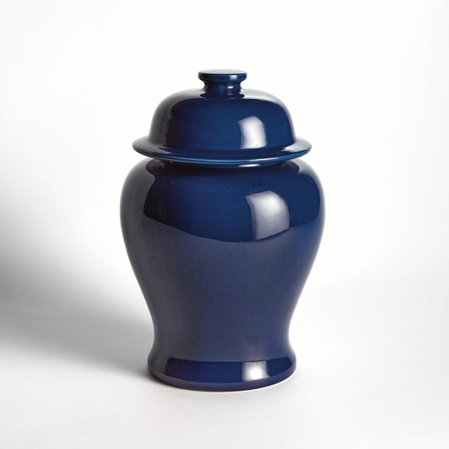 With a deep navy high gloss glaze, this lidded ginger jar is steeped in tradition. A perfect complement to the blue...