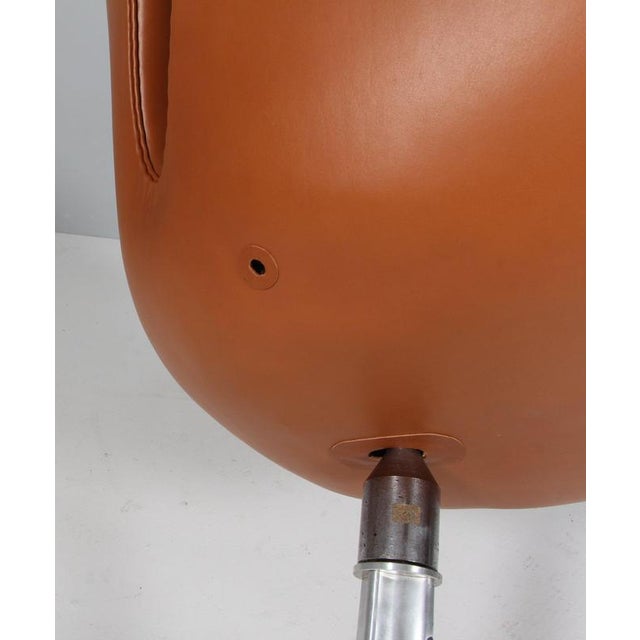 Swan Swivel Chair attributed to Arne Jacobsen for Fritz Hansen, Denmark, 1960s For Sale - Image 6 of 8