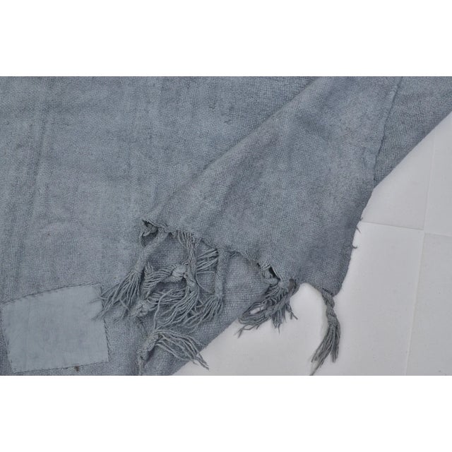 Charcoal Vintage Anatolian Flatweave Kilim - Industrial Modernist Charcoal Gray Fringed Rug For Sale - Image 8 of 10