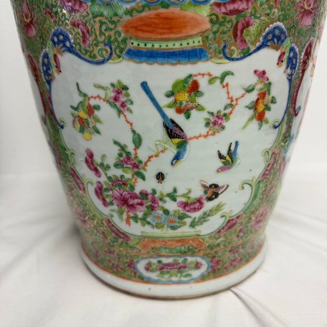 Green Large 1860 Qing Dynasty Rose Medallion Vases, a Pair For Sale - Image 8 of 12