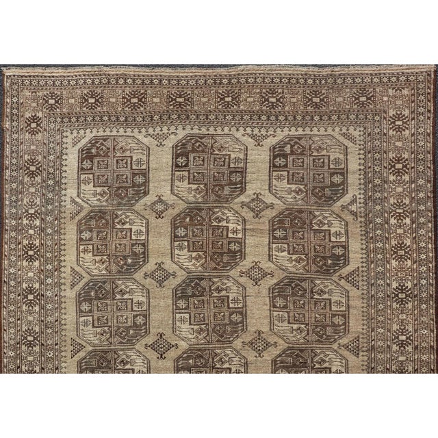 This Ersari rug has been hand-knotted in the finest wool. The rug features an all-over repeating Gul design throughout the...