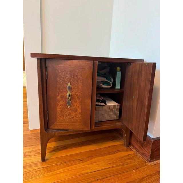 R-Way Furniture Company R-Way Mid Century Modern Nightstand With Burl Inlay For Sale - Image 4 of 9