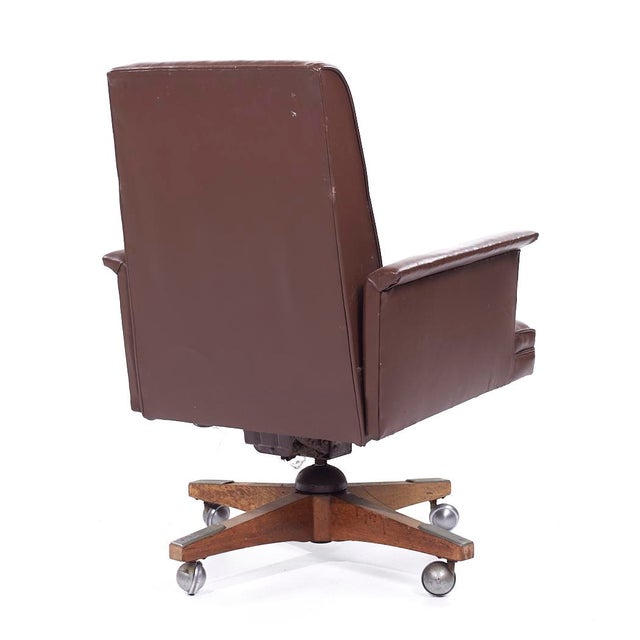 Brown Stow Davis Mid-Century Modern Leather Executive Swivel Desk Chair For Sale - Image 8 of 9
