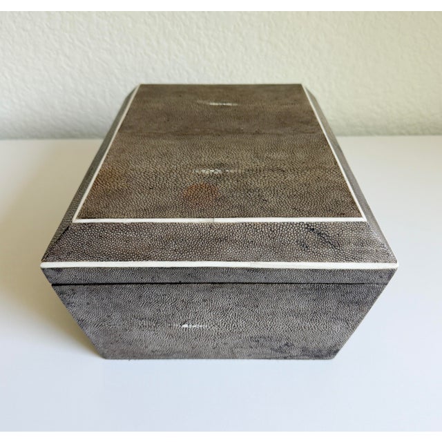 Light Gray Large R & Y Augousti Shagreen Box With Bone Inlay, Late 20th Century For Sale - Image 8 of 18