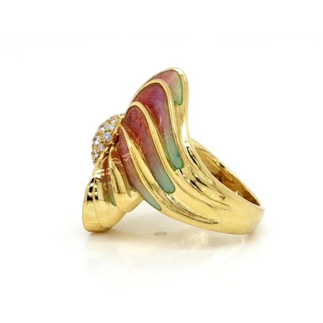 Mid 20th Century Diamond Enamel Floral Swirl Ring 18K Yellow Gold Size 7 For Sale - Image 4 of 4