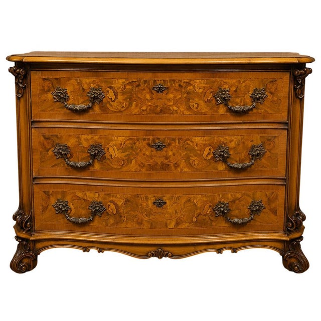 Louis XV Style Bombé Commode in Walnut Marquetry, 1920s For Sale - Image 4 of 4
