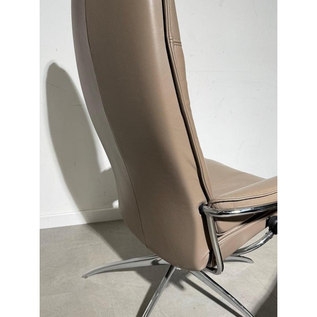 Textile Set of City High-Back Recliner with Ottoman from Stressless For Sale - Image 7 of 10