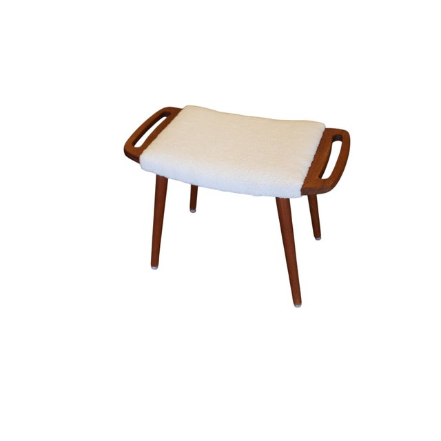 An elegant Danish stool in teak where form and function meet in the best possible way. The softly rounded handles on the...