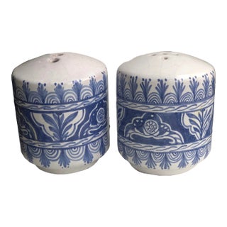 Vintage Mexican Hand-Painted Tlalpujahua Salt & Pepper Shakers in Blue & White-a Pair For Sale