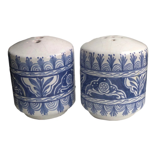 Vintage Mexican Hand-Painted Tlalpujahua Salt & Pepper Shakers in Blue & White-a Pair For Sale