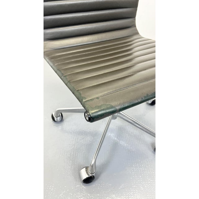 1980s EA117 Office Chair by Charles & Ray Eames for Herman Miller, 1980s For Sale - Image 5 of 11