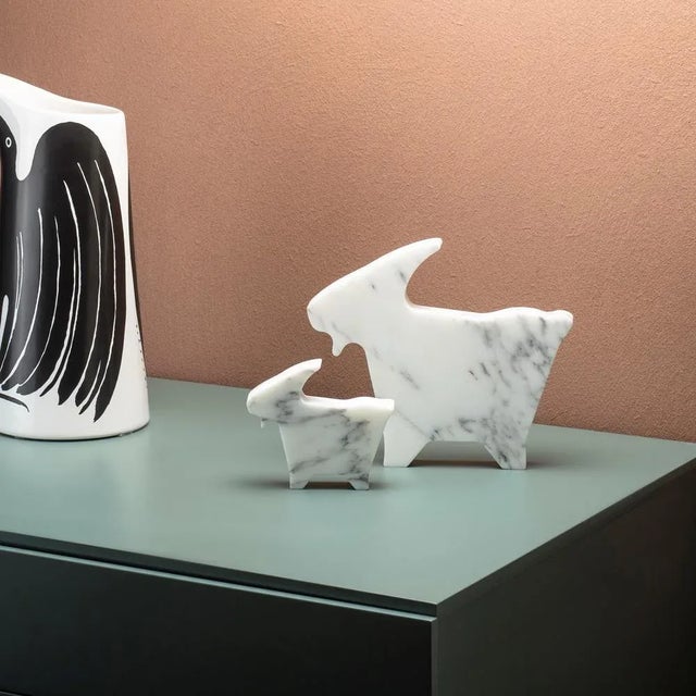 Capretta in White Carrara marble, from the Factory series, in the large size 17.9 x 3 x h.20 cm, is a nice piece of...