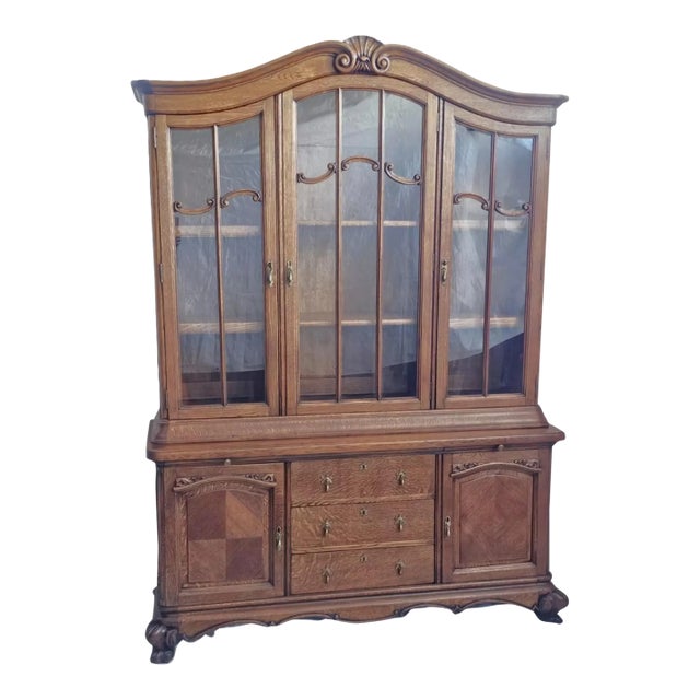 Vintage 1930s Country French Louis XV Quarter Sawn Oak China Cabinet Hutch For Sale