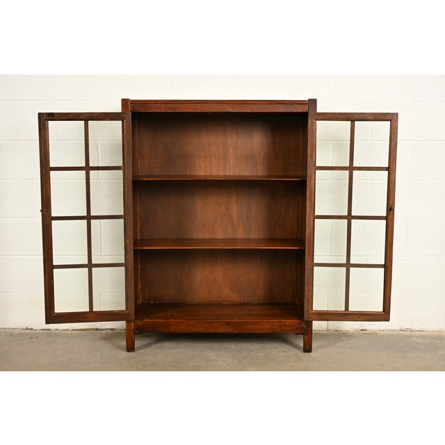 Early 20th Century Stickley Brothers Style Antique Mission Oak Arts & Crafts Bookcase Cabinet, Circa 1910 For Sale - Image 5 of 13