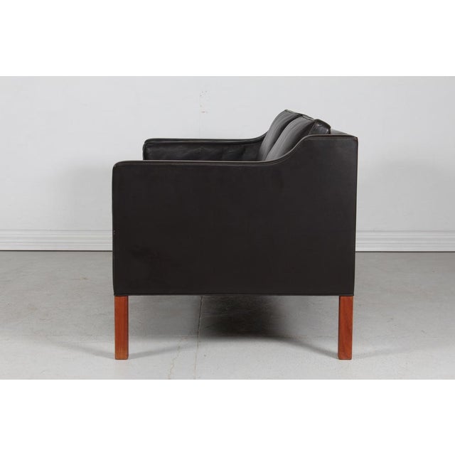 Børge Mogensen Model 2212 Sofa in Dark Mocha Leather by Børge Mogensen for Fredericia Stolefabrik, 1970s For Sale - Image 4 of 17