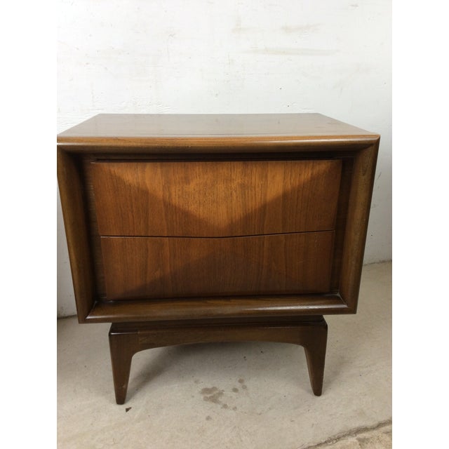 Pair of Mid Century Modern Diamond Front Nightstands With Two Drawers by United Furniture For Sale In Philadelphia - Image 6 of 15