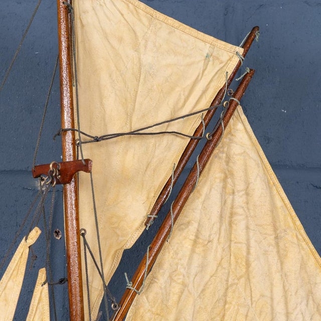 1930s Vintage English Carved Hull Pond Yacht, 1930 For Sale - Image 5 of 18