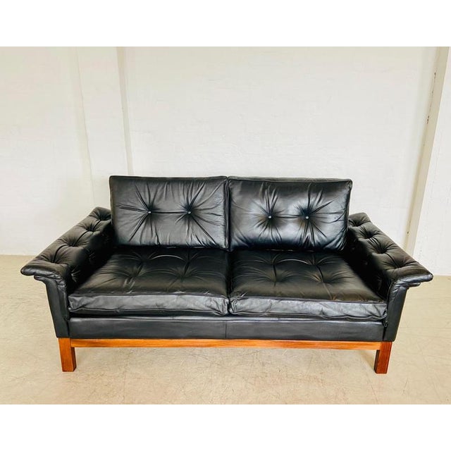 Vintage Scandinavian Mid-Century Black Buttoned Leather 2-Seater Sofa – Model Kardinal by IKEA, 1960s A stunning...