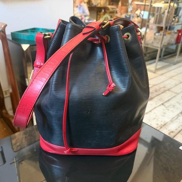 1990s 1994 Louis Vuitton Black and Red Epi Leather Shoulder Bag For Sale - Image 5 of 10