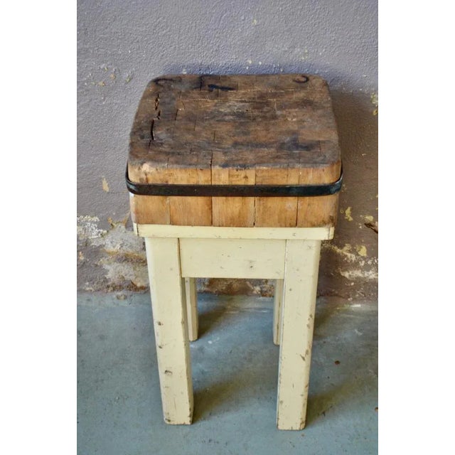 Usual and atypical piece of furniture, this butcher hub has an authentic and original patina. Thick uprights of standing...