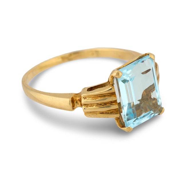 Mid-Century Modern 1940s Retro 2.88 Carat Emerald Cut Aquamarine 14k Yellow Gold Ring, Size 8.5 For Sale - Image 3 of 5