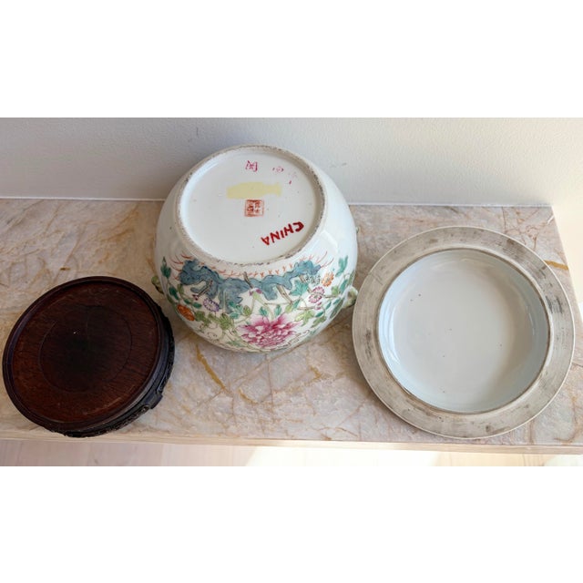 Antique Chinese Famille Rose Daoguang Qing Style Lidded Porcelain Jar 1920-30 For Sale - Image 9 of 10