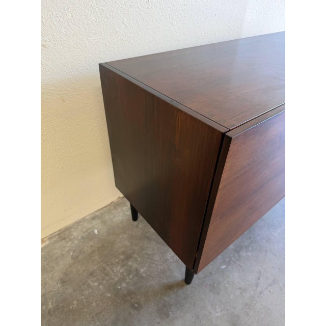 1960s Mid Century Danish Rosewood Sideboard – Vintage Scandinavian Storage Cabinet on Tapered Legs For Sale - Image 5 of 10