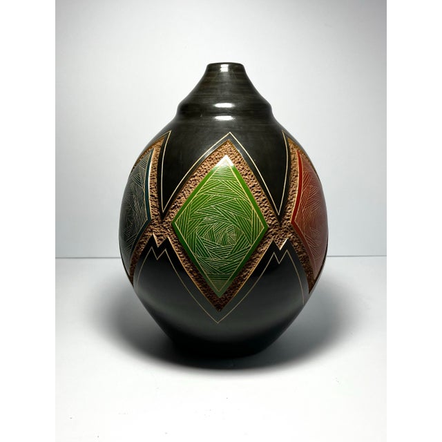Tribal Romeo Gallegos Nicaraguan Latin American Handmade Studio Pottery Vase For Sale - Image 3 of 10