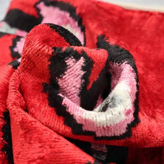 ● 100% silk velvet material making the throw pillows super soft and cozy with a delicate touch and giving your room a more...