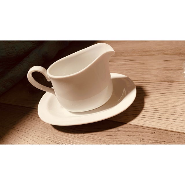 Corning Inc. Vintage Corning by Japan Ceramic Gravy Boat W/ Drip Plate in “Frost White” For Sale - Image 4 of 6