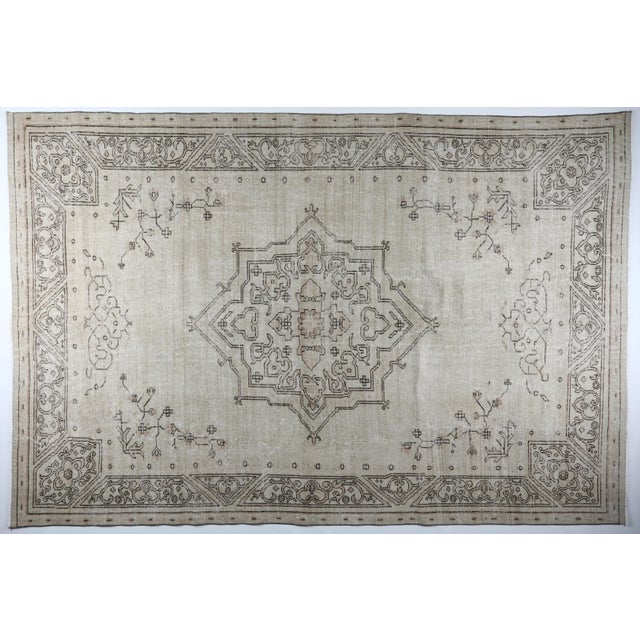 This elegant vintage Turkish Oushak rug exemplifies the understated beauty and timeless appeal for which Anatolian Oushak...