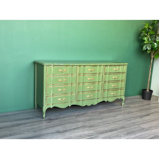 1970s French Provincial Green Lacquered Dresser of Twelve Drawers For Sale - Image 16 of 18