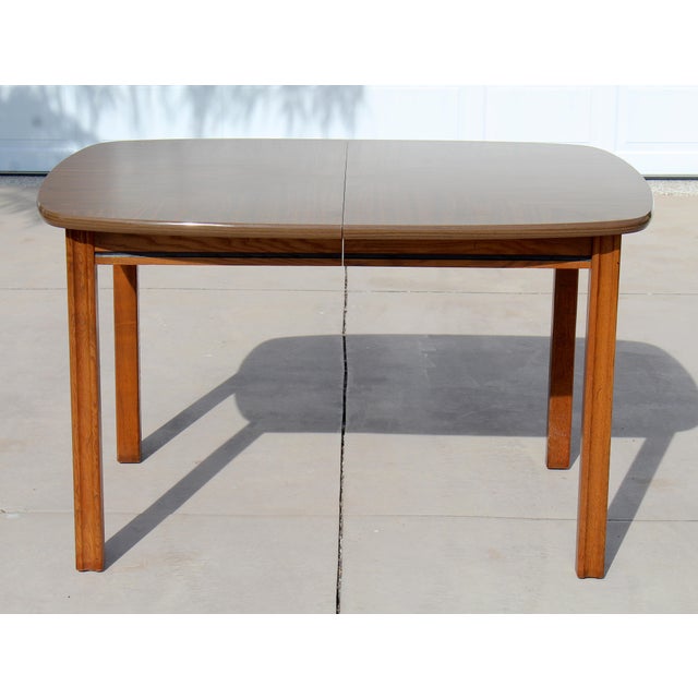 Mid-Century Modern American Walnut Expandable Dining Table, C. 1960s–1970s For Sale - Image 4 of 17