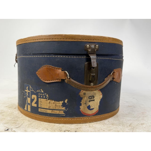 Antique Hat Box in Blue-Lined Cardboard and Leather, 1890s For Sale - Image 3 of 16