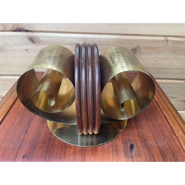 This vintage bookend by designer Fred Farr oozes Art Deco style, with dual coiled brass pieces on either side of a ridged...