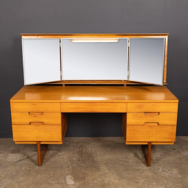 Vintage English Q Dressing Table by Gunther Hoffstead for Uniflex, 1960s For Sale - Image 3 of 18
