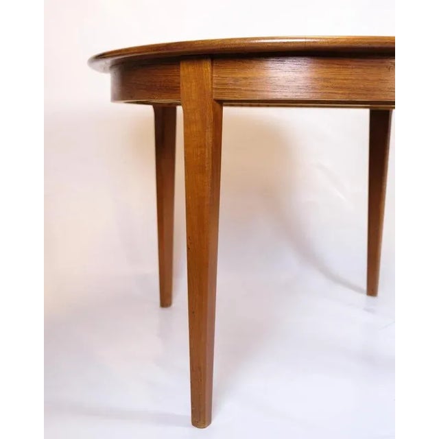 Round teak dining table from the 1960s with 2 extension leaves of 50 cm. Danish design. Period: 1960s Material: Teak wood...