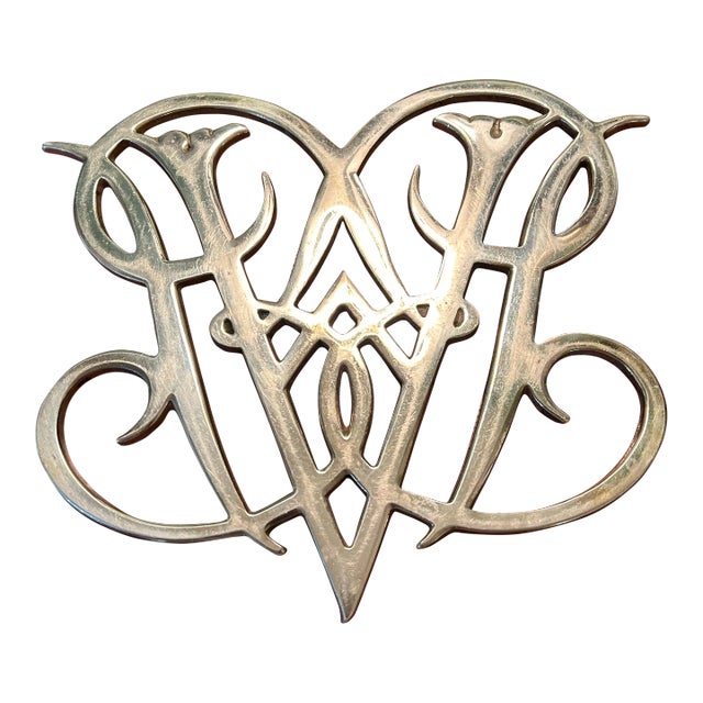 1970’s Virginia Metal Crafters Williamsburg Queen Anne Solid Brass Trivet For Sale