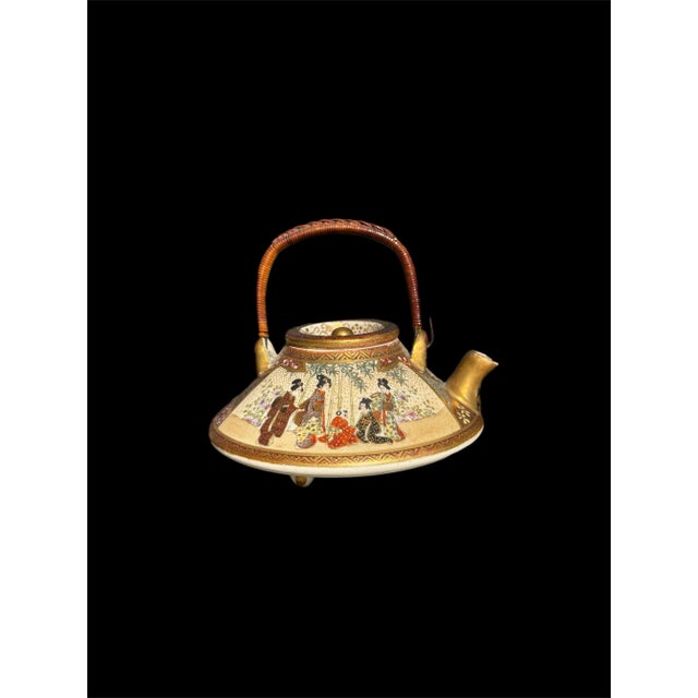 This gorgeous teapot is in excellent condition. No chips or cracks. These are super hard to find. 4.” x 3.75” See pics for...