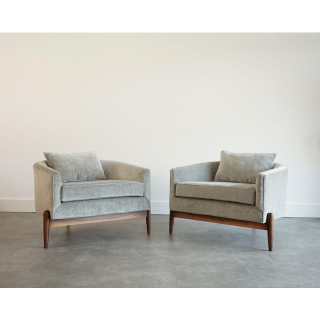 Mid-Century Modern Tripod Barrelback Lounge Chairs in Greige Linen, C. 1950s For Sale - Image 3 of 8