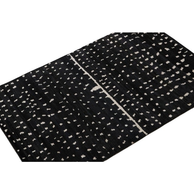 Hand-knotted in silk, this 4x6 modern rug is from the Moroccan rug collection by Rug & Kilim. On the Design: These...