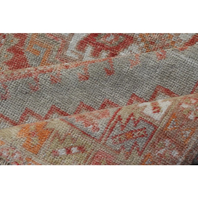 Turkish Vintage Oushak Rug With Medallion Design With Interconnected Motifs Measures 3'7"x5'7" For Sale - Image 9 of 10